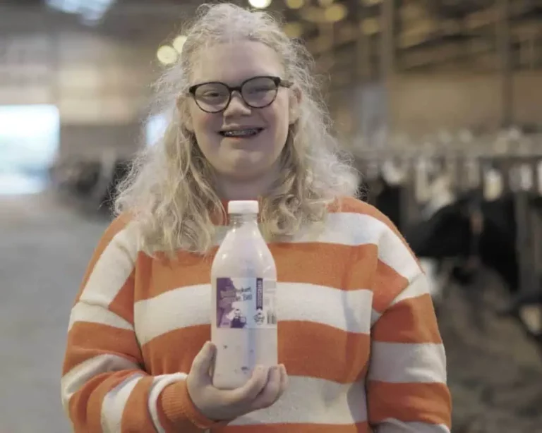 bezoeker laat een fles yoghurt zien